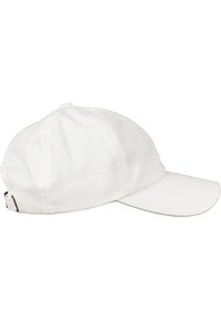 Weißer Baumwoll-Baseballcap mit gebogenem Schirm, sechs Panels und verstellbarem Metallverschluss auf der Rückseite. Glatte Textur und klassisches Design.