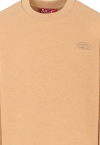 Maglione beige con collo a girocollo a coste, realizzato in morbido tessuto a maglia. Presenta un logo goffrato discreto sul petto.
