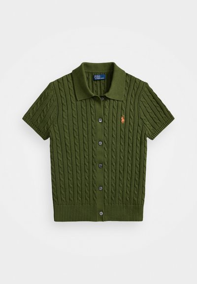 Groene gebreide polo met korte mouwen, voorzien van een kabelpatroon, geribde zoom en knopen aan de voorkant. Heeft een klein geborduurd logo op de linkerborst.