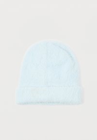 Touca de malha felpuda azul clara com bainha dobrada e superfície texturizada. Material suave, topo arredondado, adequada para climas mais frios.