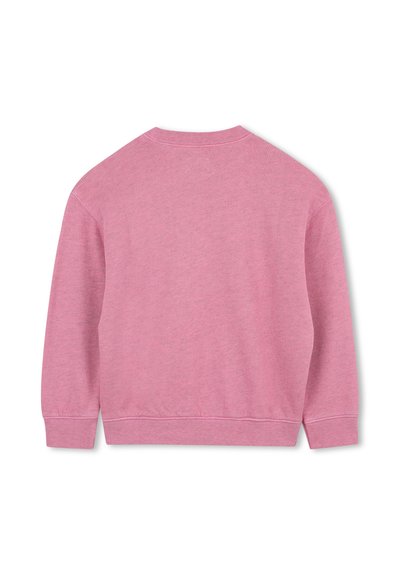 Effen roze sweatshirt met lange mouwen, gezien vanaf de achterkant, met ribgebreide manchetten en zoom, weergegeven op een witte achtergrond.