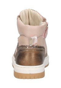Roze leren enkelboot met metallic bronzen hak, getextureerde glitters accents en een rits aan de achterkant. Zachte binnenvoering en witte rubberen zool.