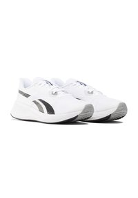 Zapatillas deportivas blancas con un upper de malla transpirable, detalles en negro en los laterales y una suela de goma gris texturizada para mayor agarre.