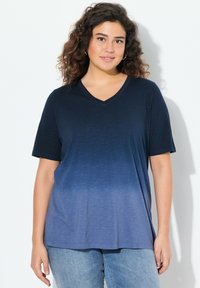 Ulla Popken DIP DYE GRADIENT SHORT SLEEVE V-NECK TEE - Printtipaita - marine
