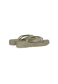 Beige geweven plateauflipflops met glinsterende bandjes naast elkaar op een witte achtergrond.