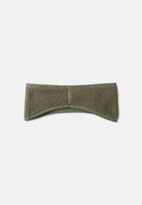 Bandeau en polaire de couleur vert olive. Il présente une texture douce avec une couture centrale et des extrémités arrondies, offrant un ajustement serré.