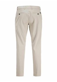 Pantaloni bej croiți pe măsură, cu bucle pentru curea, două buzunare spate cu nasturi și croială dreaptă și slim.