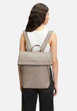 Grauer Leder-Rucksack mit umschlagbarem Deckel, oberem Griff und verstellbaren Schulterriemen, ausgestattet mit einer strukturierten Oberfläche und geprägt Logo.