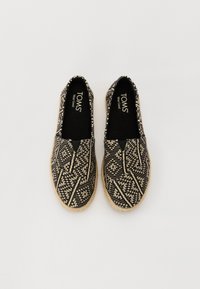 Sorte og kremfargede mønstrede slip-on sko med vevet tekstur og jute tau såle, med elastiske sidedelementer og polstret såle.