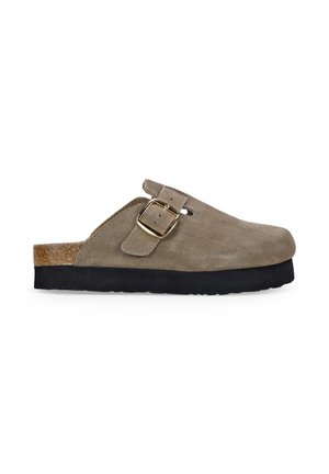 Zoccolo in suede taupe con una cinghia singola e fibbia in metallo, suola in gomma nera e superficie liscia, dotato di un sottopiede in sughero.