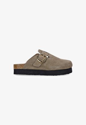 Zoccolo in suede taupe con una cinghia singola e fibbia in metallo, suola in gomma nera e superficie liscia, dotato di un sottopiede in sughero.