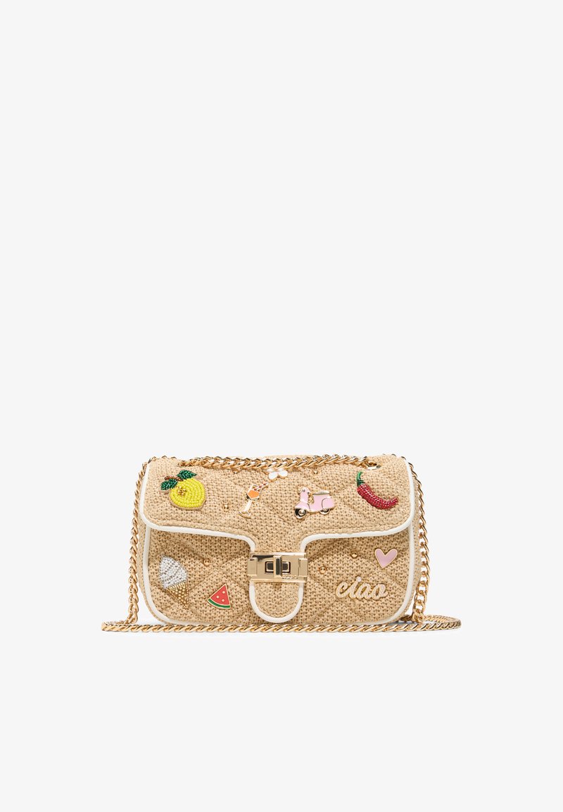 Borsa beige intrecciata con tracolla a catena dorata, decorata con spille colorate tra cui pesca, peperoncino, scooter, gelato, anguria, cuore e testo "ciao".
