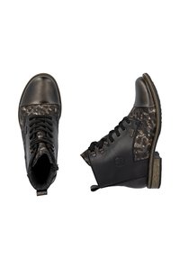 Zwartbruine veterlaarzen tot aan de enkel met gestructureerde stof en een gladde neuskap, één laars gezien van boven en de andere van de zijkant.