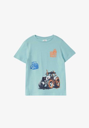 Jasnoniebieski t-shirt dla malucha z krótkim rękawem, z trzema ilustracjami traktorów oraz pomarańczowym napisem "WIELKIE KOŁA SIĘ TOCZĄ!" z przodu.