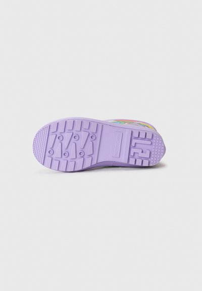 Lilla gummi sneakersåle med teksturert grep, med flat design og riller for trekkraft. Inkluderer merkevarelogo preget på siden.