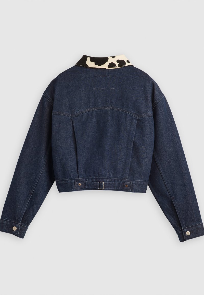 Giacca corta in denim scuro con maniche lunghe, caratterizzata da un colletto a motivo maculato bianco e nero, chiusure a bottone e un design corto.