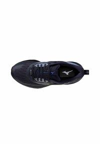 Zapatilla de running de color marino con parte superior de malla texturizada, acentos reflectantes y suela acolchada. Presenta cordones y una cinta de agarre en el talón.
