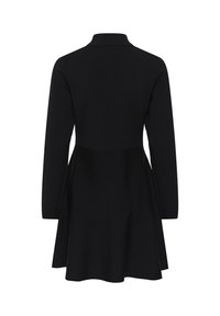 Robe noire à manches longues avec une taille cintrée et une jupe évasée, vue de dos sur fond blanc.
