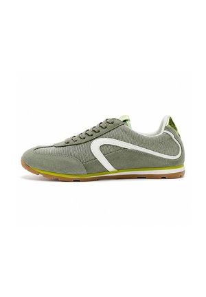 Zapatilla baja en malla gris-verde y ante con franja lateral blanca, media suela verde y amarilla y suela exterior de goma marrón.