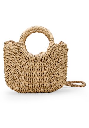 Bolso de paja tejido con un asa superior redondeada, color beige, superficie texturizada y una correa desmontable. Forma sencilla sin herrajes visibles.