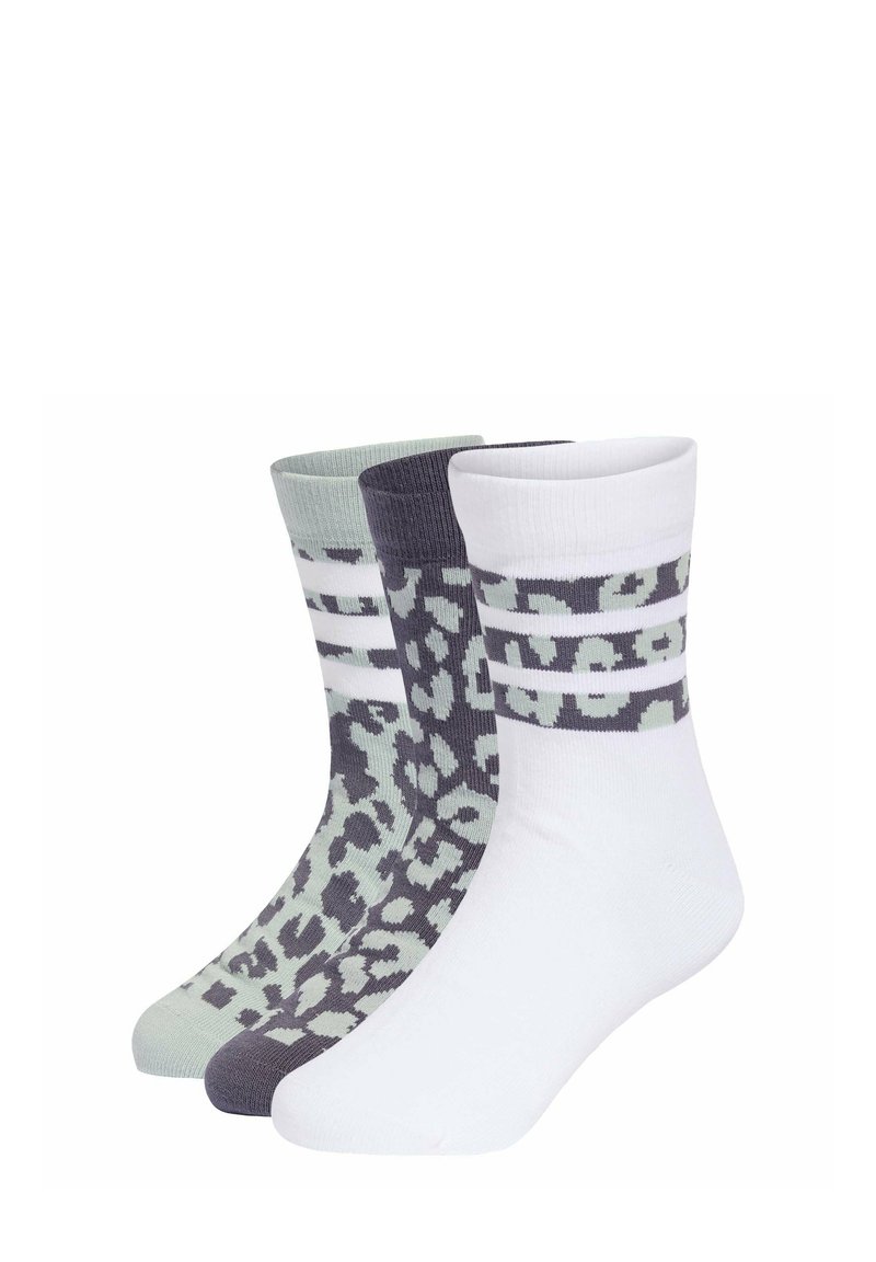 Drie paar sokken: één groen met een luipaardprint, één donkergrijs met strepen, en één wit met een gemusterde band aan de bovenkant.