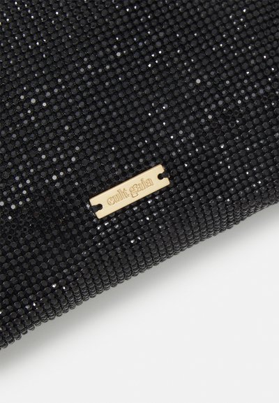 Schwarze Perlen-Clutch aus kleinen runden Perlen mit einer glatten Oberfläche. Verfügt über eine metallische Logo-Plakette mit eingeprägtem Text in einem kontrastierenden Farbton.
