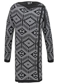 Robe-pull asymétrique grise avec un motif géométrique noir. Présente des manches longues, un large décolleté et une finition en maille texturée.