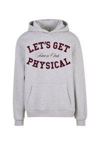 Felpa grigia con cappuccio, dotata di una tasca a marsupio frontale e testo stampato amaranto: "LET'S GET PHYSICAL Fitness Club" in vari stili.