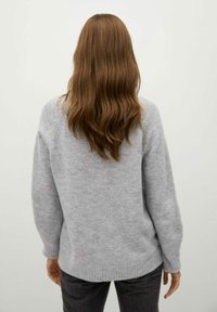Pull en tricot gris avec des poignets et un ourlet côtelés, présentant une coupe décontractée et un tissu texturé, montré de dos sur un fond neutre.
