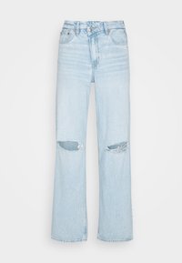 Jeans de mezclilla azul claro con un corte relajado, que presentan grandes desgastes en las rodillas y un diseño clásico de cinco bolsillos. La tela tiene una textura suave.