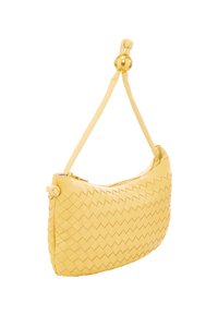 Geflochtene goldene Leder-Clutch mit runder Form, Reißverschlussverschluss und einem goldenen, kugelförmigen Akzent am Riemen. Strukturierte Oberflächendetails.