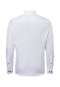 Weißes Langarmhemd aus strukturiertem Stoff mit Knopfmanschetten und klassischem Kragen, das auf der Rückseite ein sauberes, minimalistisches Design aufweist.