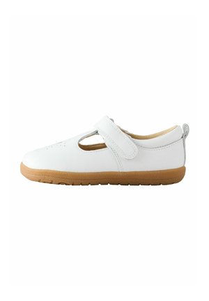 Weißes Kinderleder-Schuh mit Klettverschluss und beige Gummisohle, Seitenansicht auf weißem Hintergrund.