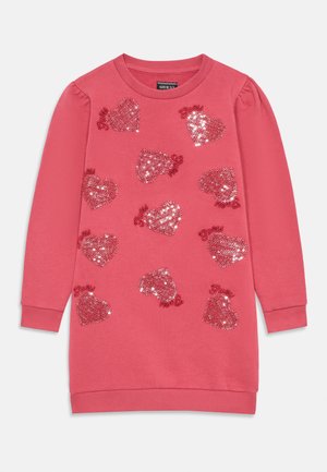 Abito felpa rosa con scollo rotondo, maniche lunghe e diverse decorazioni a forma di cuore in paillettes con accenti di testo ricamati.