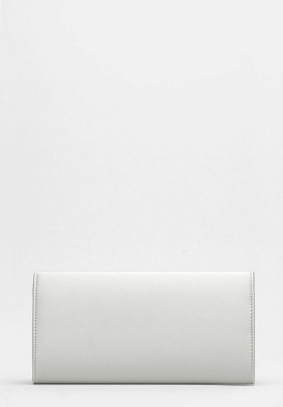 Pochette rectangulaire blanche unie avec coutures verticales visibles sur les bords sur un fond blanc uni.