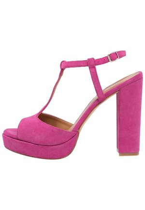 Fuchsia suede platform hæle med åbne tå-design, der har en T-strop og en justerbar spænde, suppleret med en firkantet blokhæle.