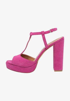Talons plateforme en suède fuchsia avec un design à bout ouvert, comprenant une bride en T et une boucle ajustable, complétés par un talon bloc carré.