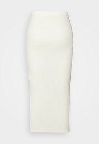Bílá úpletová midi sukně s přiléhavým pasem a rovným střihem, která má texturovaný vzor a surový lem.