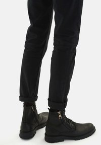 Kazar BERGEN - Botines con cordones - black