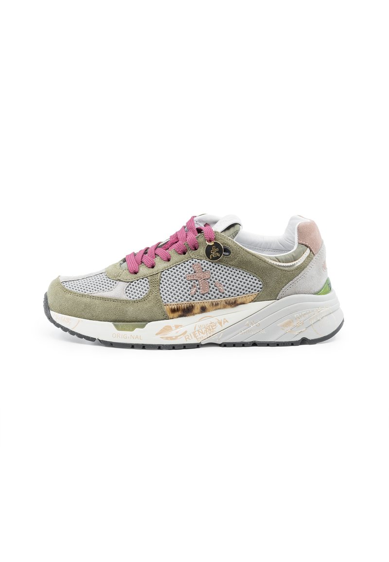 Scarpe sportive con mesh grigio, accenti in suede verde, lacci rosa e dettagli unici con stampa animale sui lati. Suola in gomma testurizzata.