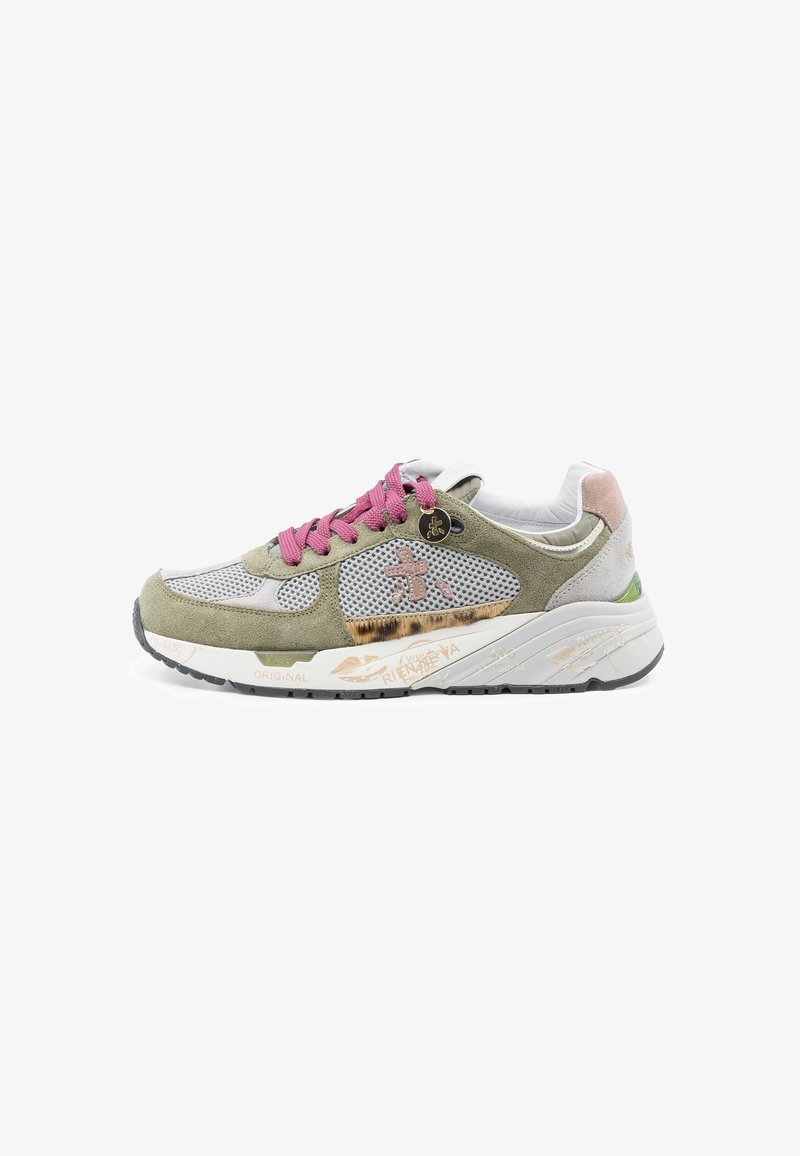 Scarpe sportive con mesh grigio, accenti in suede verde, lacci rosa e dettagli unici con stampa animale sui lati. Suola in gomma testurizzata.