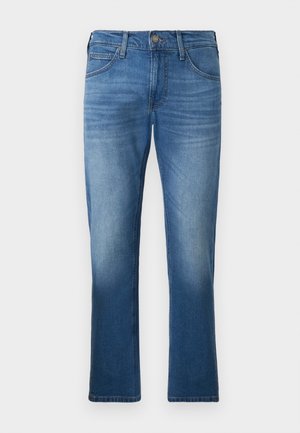 Jean bleu à jambes droites avec légère décoloration sur les cuisses et les genoux, fermeture avant par boutons et zip, et design à cinq poches.