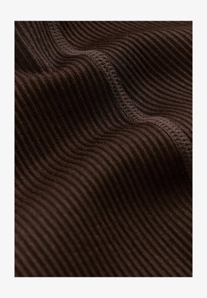 Csíkos barna szövet, texturált felülettel és varrásokkal, amelyen egységes hullámminták találhatók. Puha és rugalmas anyag.
