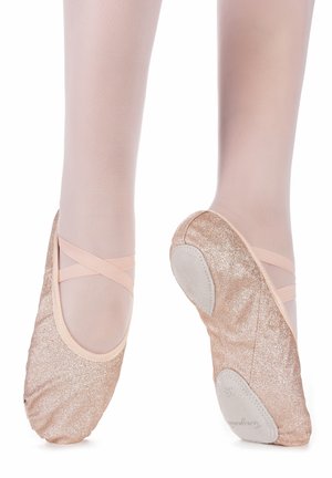 Helle rosa Ballettschläppchen mit glitzerndem Finish, elastischen Überkreuzriemen und einer Wildledersohle, kombiniert mit transparenten, hellrosa Strumpfhosen.