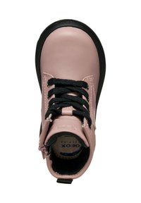 Scarpa in pelle rosa con lacci neri e suola in gomma. Presenta una punta arrotondata e un design cucito sul lato. L'interno è dotato di un soletta imbottita.