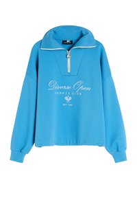 Niebieski sweatshirt z kołnierzem na pół-zamek, z białym logo "Diverse Open TENNIS CLUB" i długimi, lekko bufiastymi rękawami.