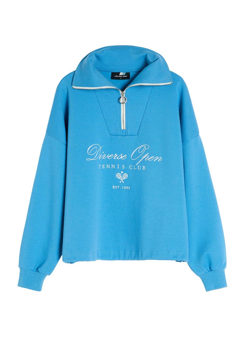 Niebieski sweatshirt z kołnierzem na pół-zamek, z białym logo "Diverse Open TENNIS CLUB" i długimi, lekko bufiastymi rękawami.