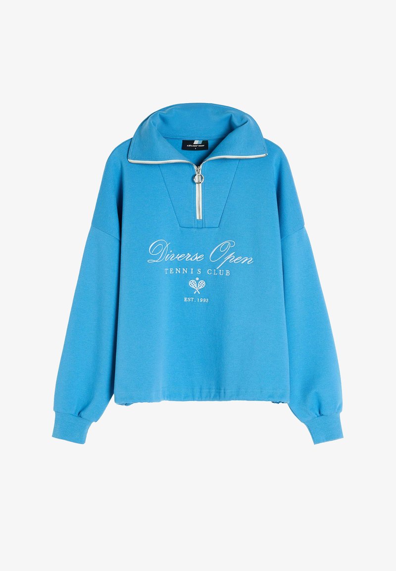 Niebieski sweatshirt z kołnierzem na pół-zamek, z białym logo "Diverse Open TENNIS CLUB" i długimi, lekko bufiastymi rękawami.