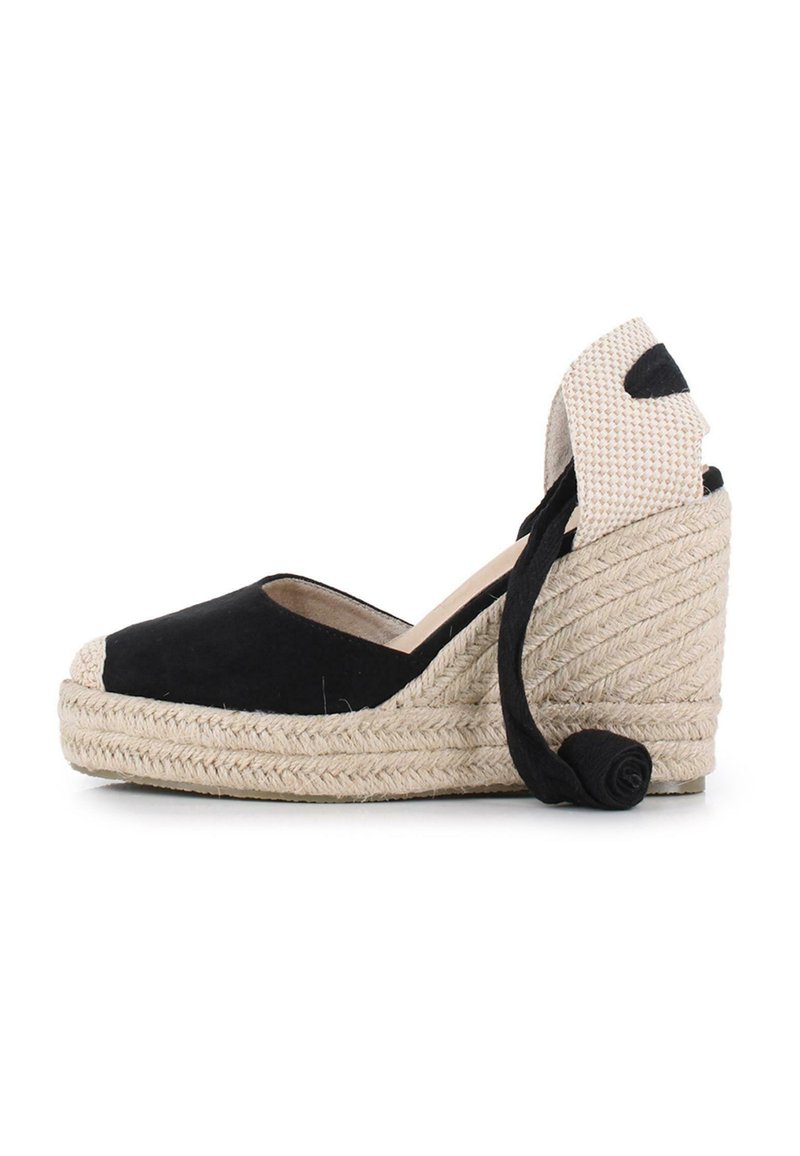 Alpargatas de cuña de ante negro con suela de yute trenzado, punta abierta y correa de tobillo de tela texturizada con acento negro.