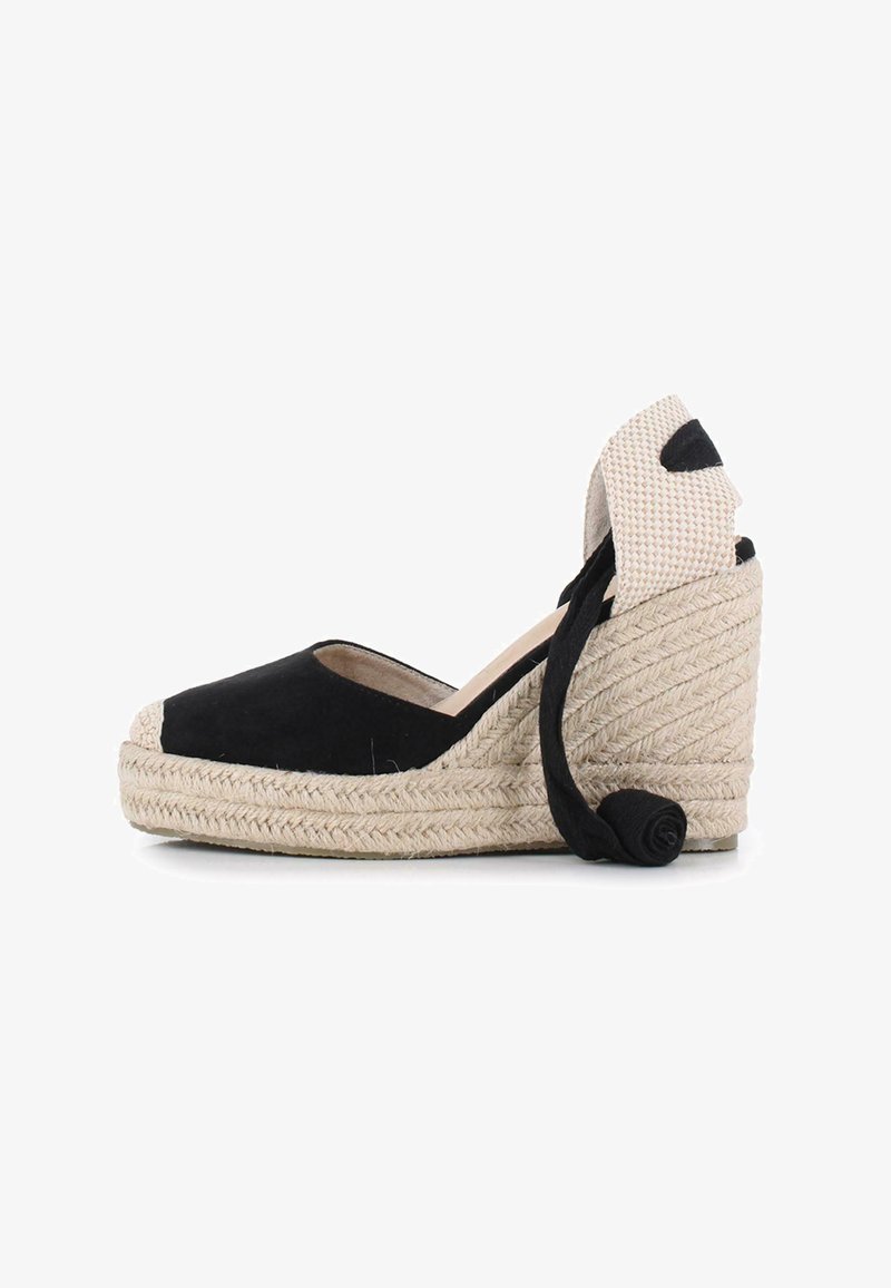 Alpargatas de cuña de ante negro con suela de yute trenzado, punta abierta y correa de tobillo de tela texturizada con acento negro.